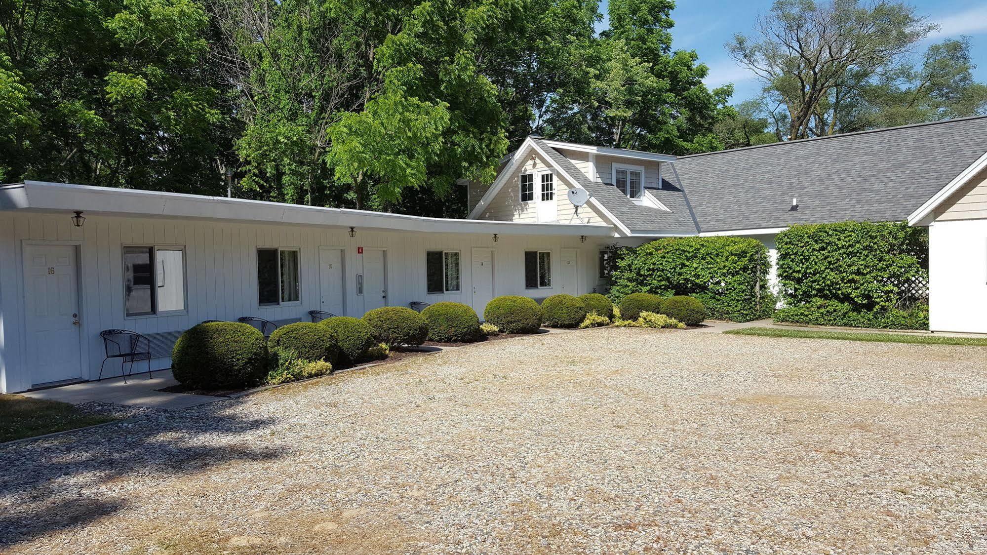 Captain'S Quarters Motel Saugatuck Exterior photo