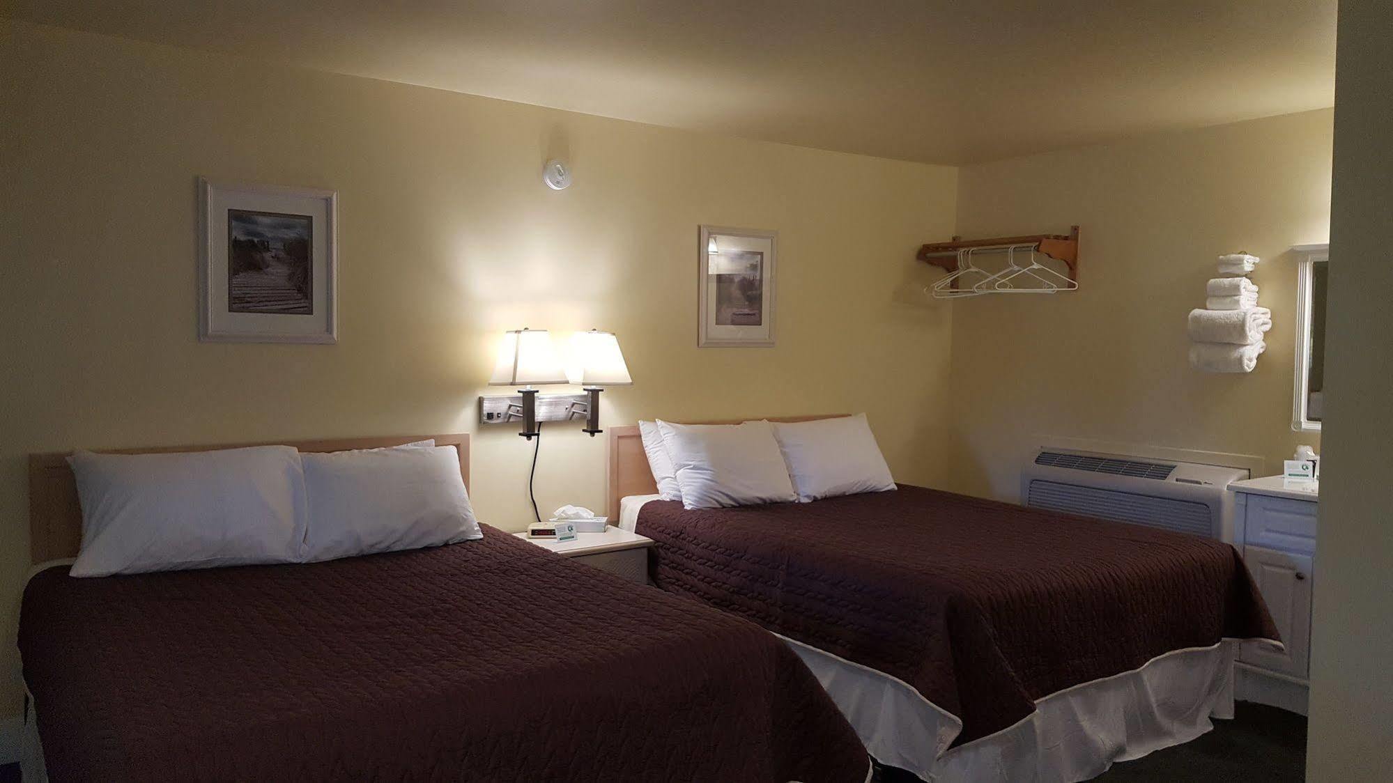 Captain'S Quarters Motel Saugatuck Exterior photo