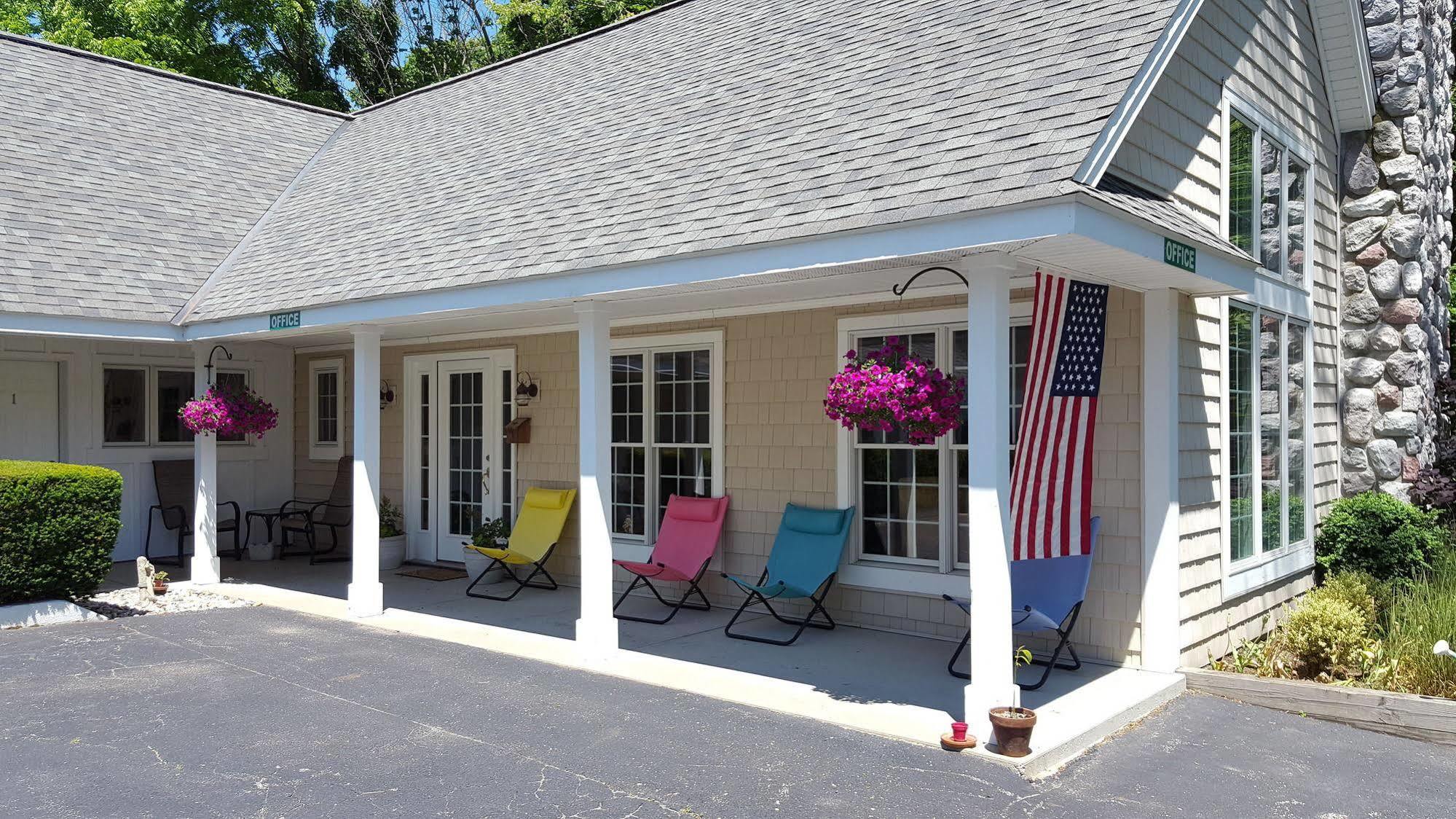 Captain'S Quarters Motel Saugatuck Exterior photo